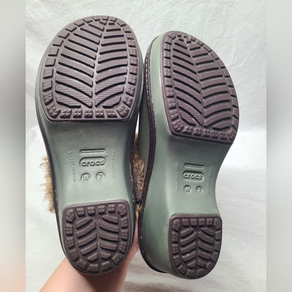 Crocs Cobbler lined Suede Leather Clogs Size 7 Dust Olive/Mahogany Faux Fur - Picture 6 of 12